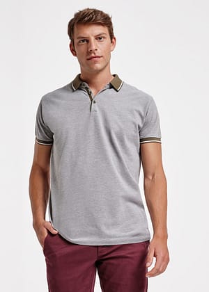 Polo con diseño elegante y colores vigoré